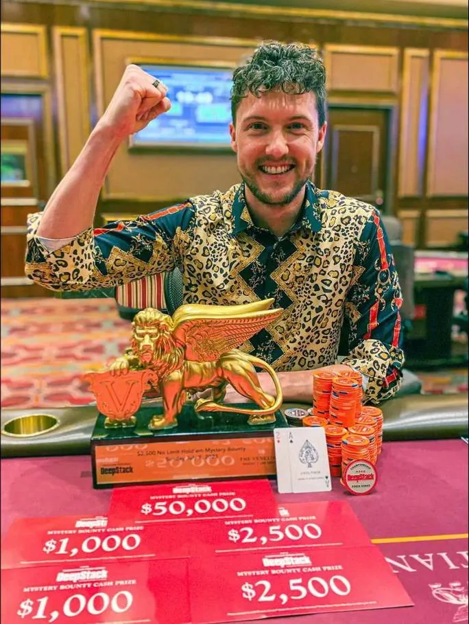 Thomas Boivin celebrating a Mystery Bounty win at The Venetian